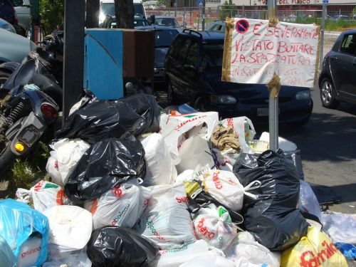 Emergenza rifiuti, dentro la protesta di Pianura