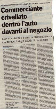 Commerciante crivellato dentro l’auto davanti al negozio