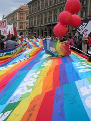 Catanzaro, 25 aprile pacifista e antimafia. L’omaggio ai 50 anni dell’arcobaleno