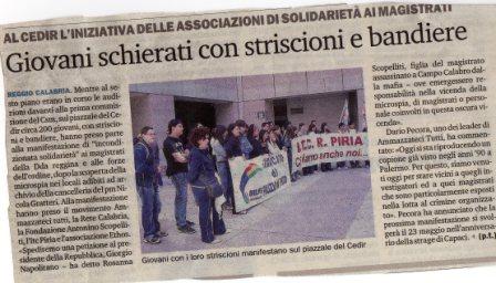 Giovani schierati con striscioni e bandiere