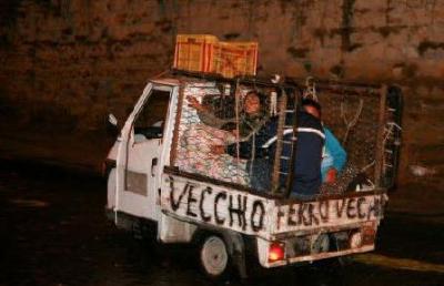 Napoli, tra i rifiuti e la caccia ai rom