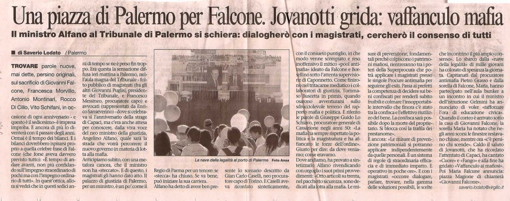 Una piazza di Palermo per Falcone, Jovanotti grida: vaffanculo mafia