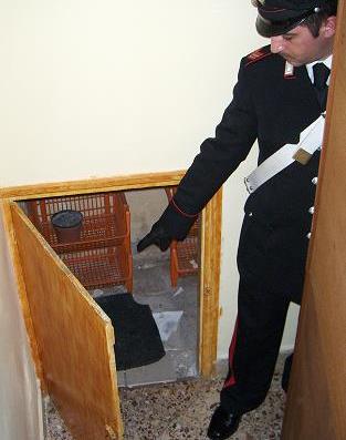 Latitante si nascondeva in una botola