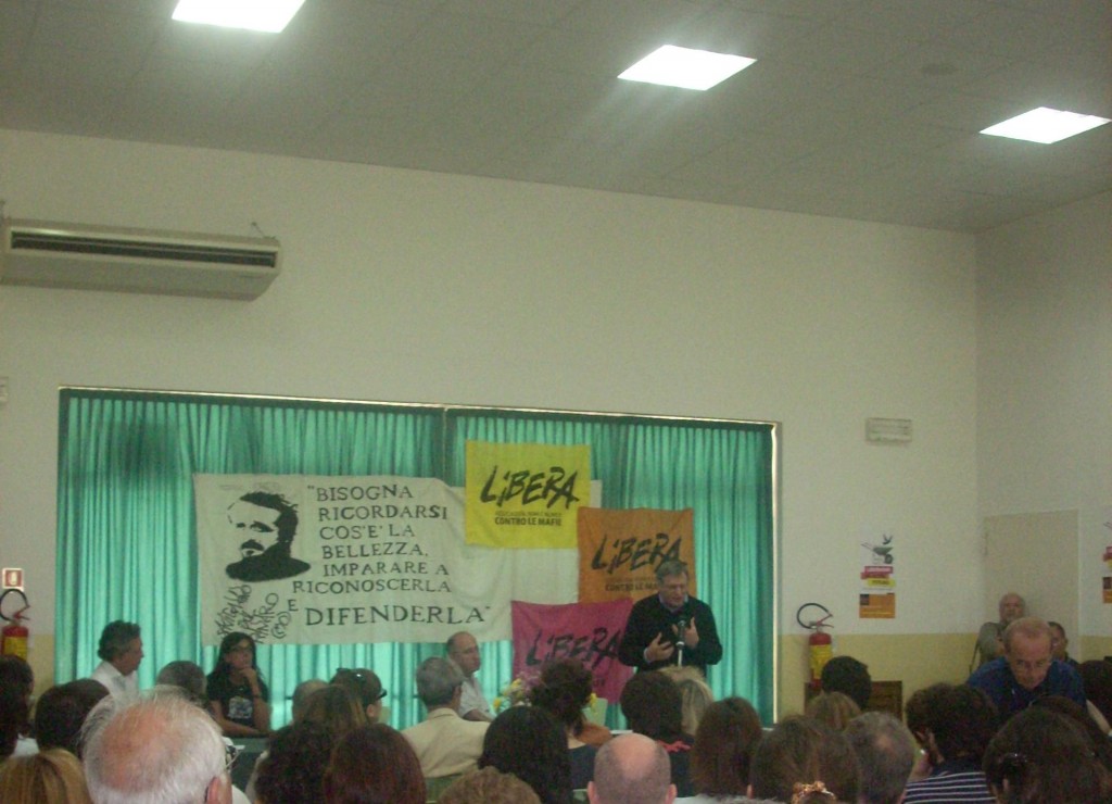 Estorsioni e rapine: sette arresti