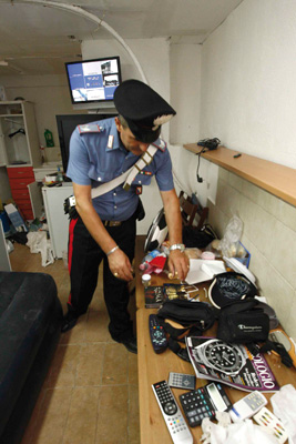 Napoli, pregiudicato ferito a Forcella