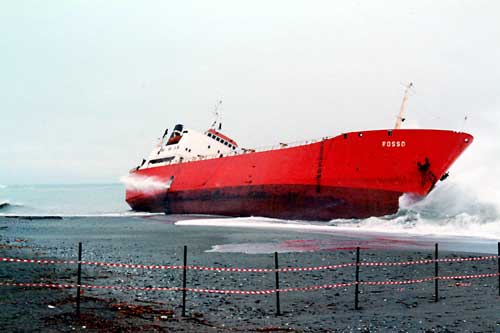 Rifiuti tossici: due navi affondate e il “patto” con i mafiosi