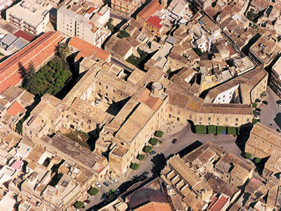 La mafia che fa affari con rifiuti, energie rinnovabili e servizi sociali