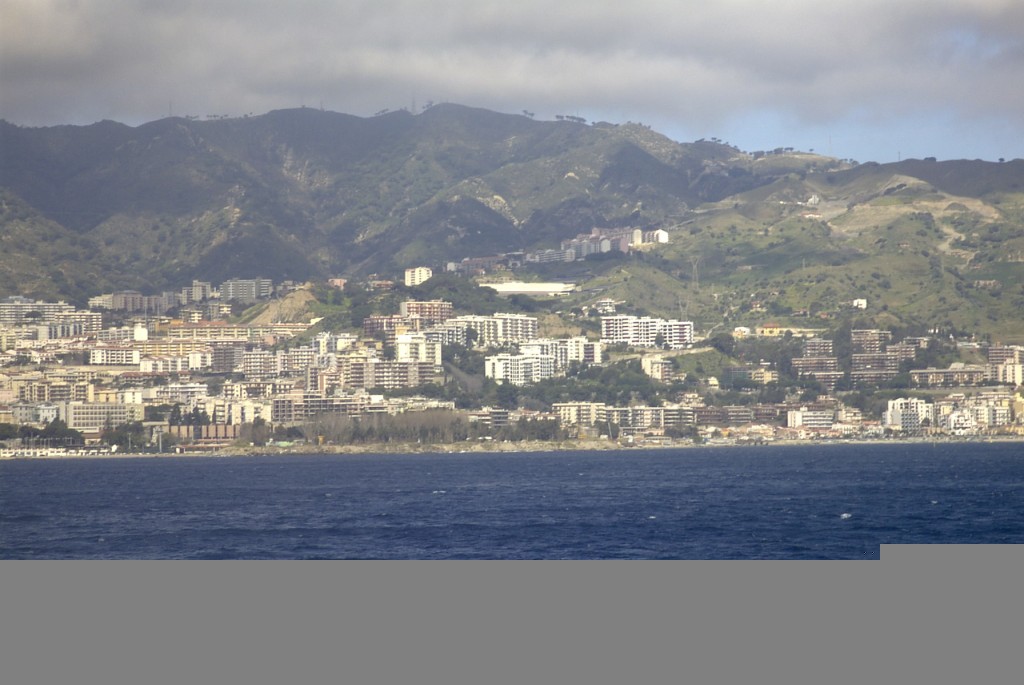 Petali di solidarietà per Maria Carmela Lanzetta, sindaco di Monasterace