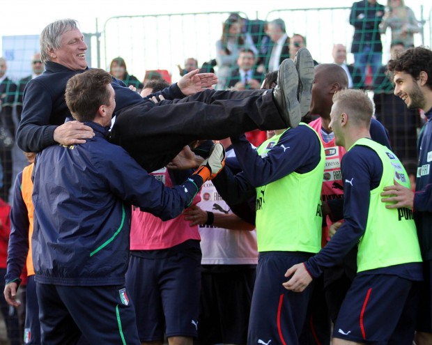 Kalashnikov, bombe e pistole tra le casse di frutta