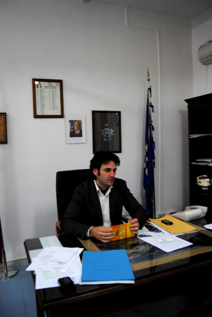 Sindaco abbandona processione