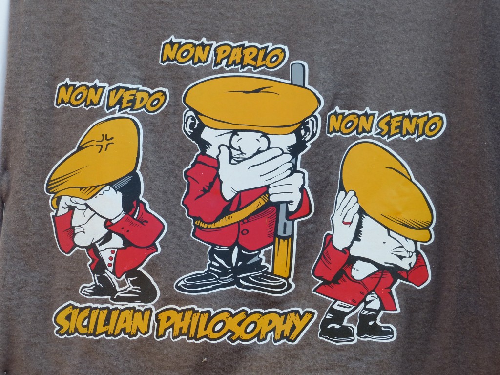 Castelvetrano, le magliette che piacciono a “don Matteo”