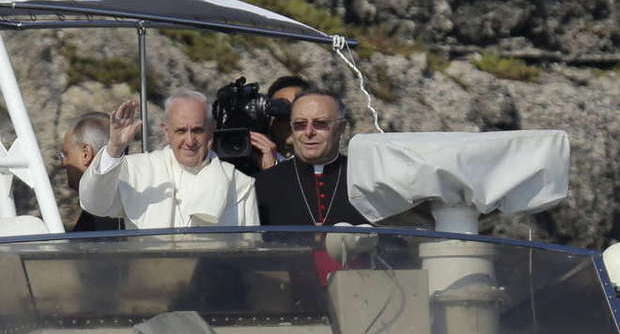 La carezza del Papa a Lampedusa