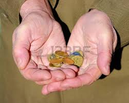 Sequestrare l’elemosina ai mendicanti: un furto istituzionale