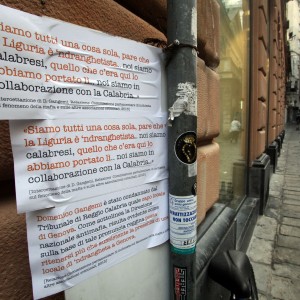Genova, giovani tappezzano quartiere con volantini antimafia