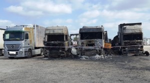 i-tre-camion-dati-alle-fiamme