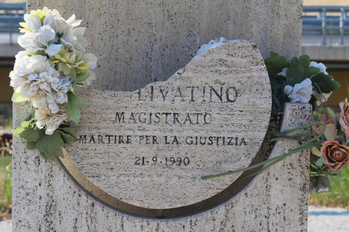Danneggiata stele in memoria del giudice Livatino