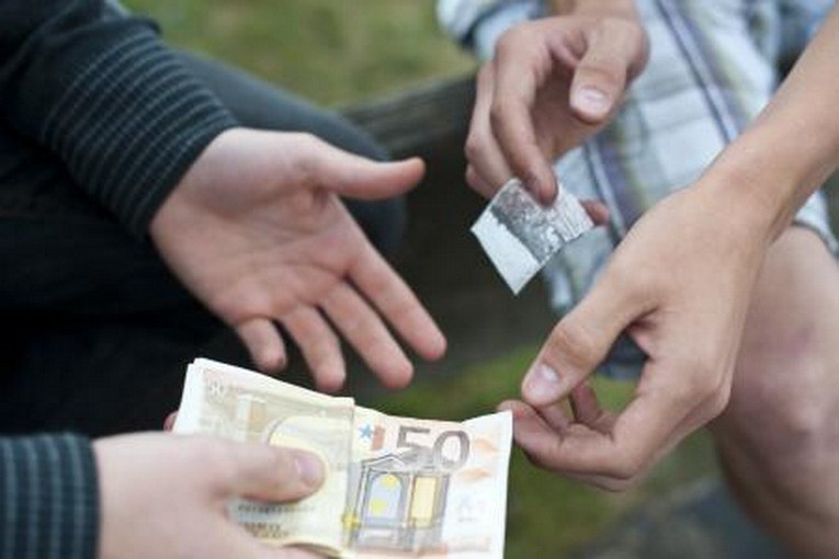 L’asfissiante presenza di spacciatori nelle città (e nelle spiagge)