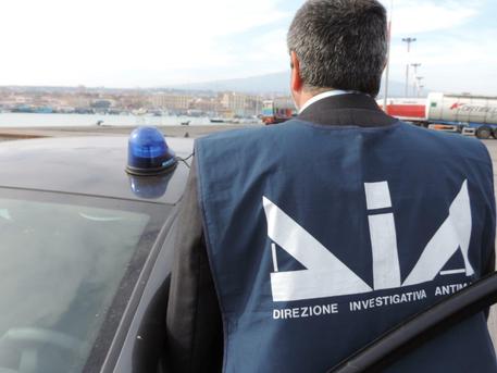 Mafia: patto sui rifiuti nel catanese, 16 arresti