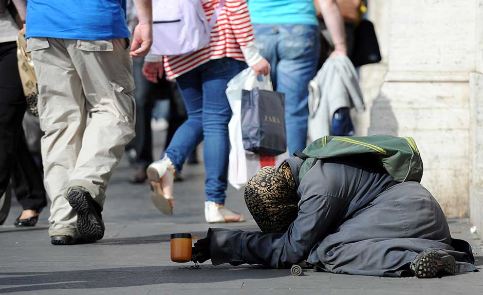 “Ricchi di denaro” ma “poveri di lavori e servizi”