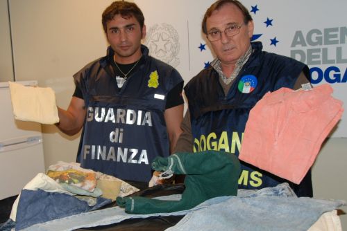 Indumenti e borsoni alla cocaina: nuovi modi per trafficare droga