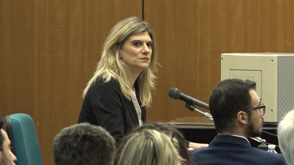 ‘Scorta mediatica’ per Federica Angeli, la cronista in aula: «Oggi ha vinto la libertà di essere dalla parte giusta»