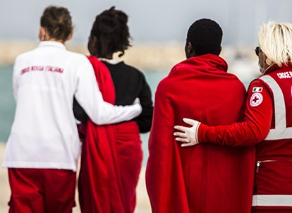 Una maglietta rossa per fermare l’emorragia di umanità