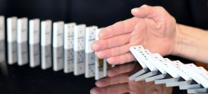 domino-665547_1920-1200x545_c