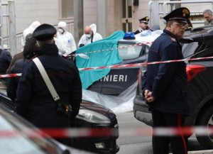 Un carabiniere in servizio presso la stazione di Cagnano Varano, in provincia di Foggia, e' rimasto ucciso durante un conflitto a fuoco avvenuto nella piazza principale del paese, 13 aprile 2019. La vittima è un maresciallo di 45 anni. I carabinieri hanno bloccato e portato in caserma un uomo che sarebbe fortemente indiziato dell'uccisione e che si trova sotto interrogatorio. ANSA/FRANCO CAUTILLO