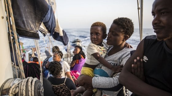 Navi Ong e migranti, il macabro gioco della politica