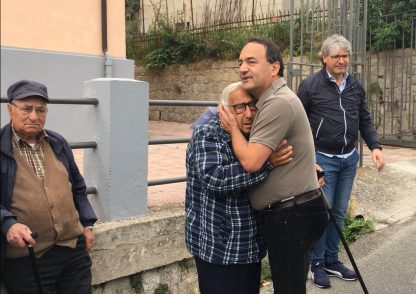 Mimmo Lucano torna a casa: “Non per pietà, ma per giustizia”