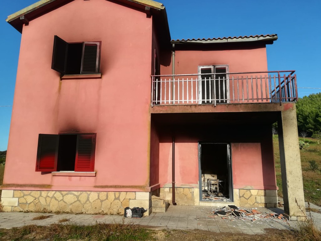 Il fuoco contro gli scout in Sicilia