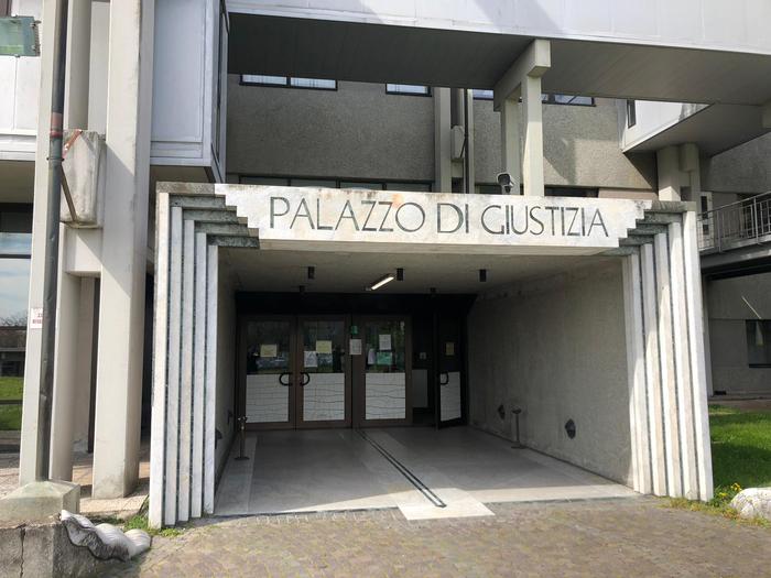 Prato, due imprenditori condannati come “caporali”
