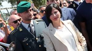 Cara Rosaria, non sei sola: ti abbraccio a nome di tutti gli italiani onesti