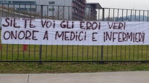 coronavirus-striscione-papa-giovanni-672038.660x368