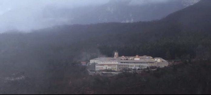 La Certosa rimane ai seguaci di Bannon. Per ora.