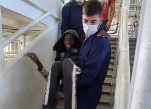 migrante preso in braccio