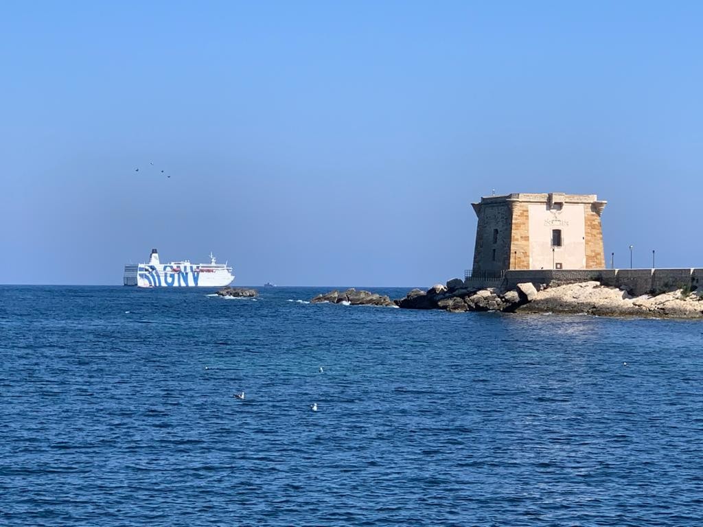 “Azzurra” al largo di Trapani tra cielo e mare