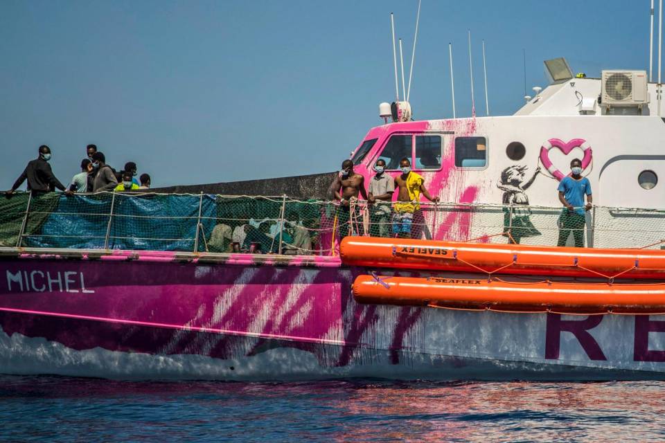 Arte e politica: la nave di Banksy per i migranti