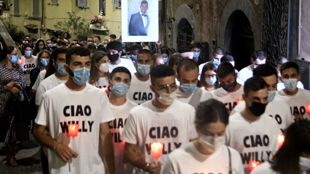 Dalle magliette bianche al funerale di Willy, l’invito a fermarsi