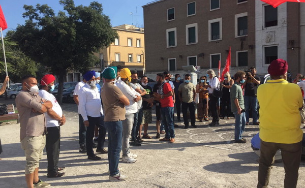 Muore un compagno, la protesta dei braccianti Sikh