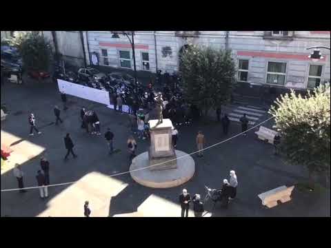 Arzano, cori e insulti a giornalista barricato in casa