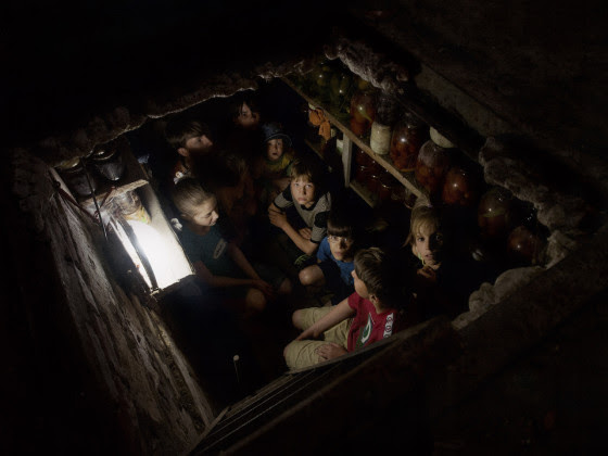 Bambini nello scantinato