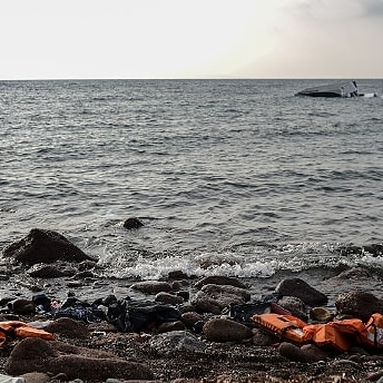 Dopo le 41 vittime dell’ultimo naufragio, Centro Astalli chiede evacuazione immediata dei migranti dalla Libia