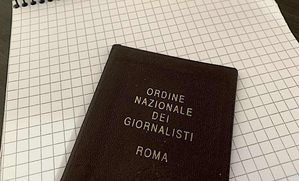 Dagli al giornalista: serve una legge contro molestie al diritto di cronaca
