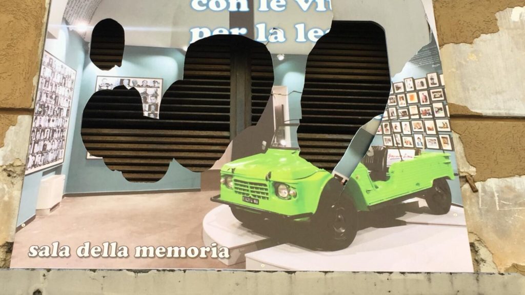 Napoli, distrutto pannello raffigurante la Sala della Memoria