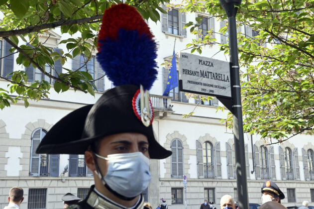 Milano intitola una piazza a Piersanti Mattarella: “Un tributo permanente a tutte le vittime innocenti delle mafie”