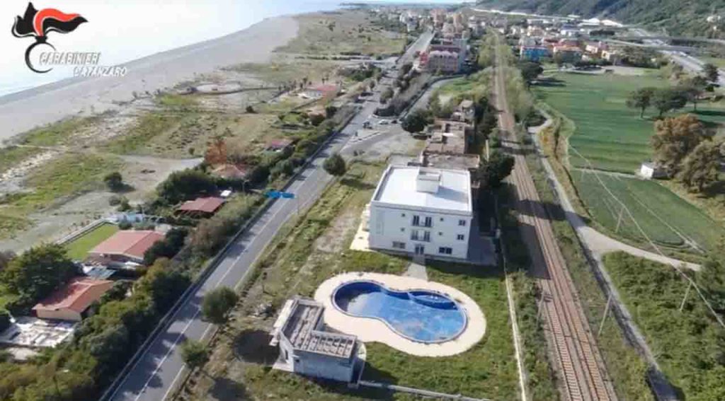 Estorsione, corruzione e voto di scambio: 17 arresti in Calabria nell’operazione Alibante