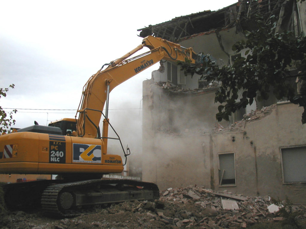 Abbatti l’abuso, i nuovi dati sulle mancate demolizioni nei comuni italiani
