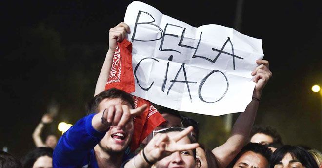 Bella ciao, l’emozione di sentire un operaio mentre canta, al lavoro, l’inno alla Resistenza