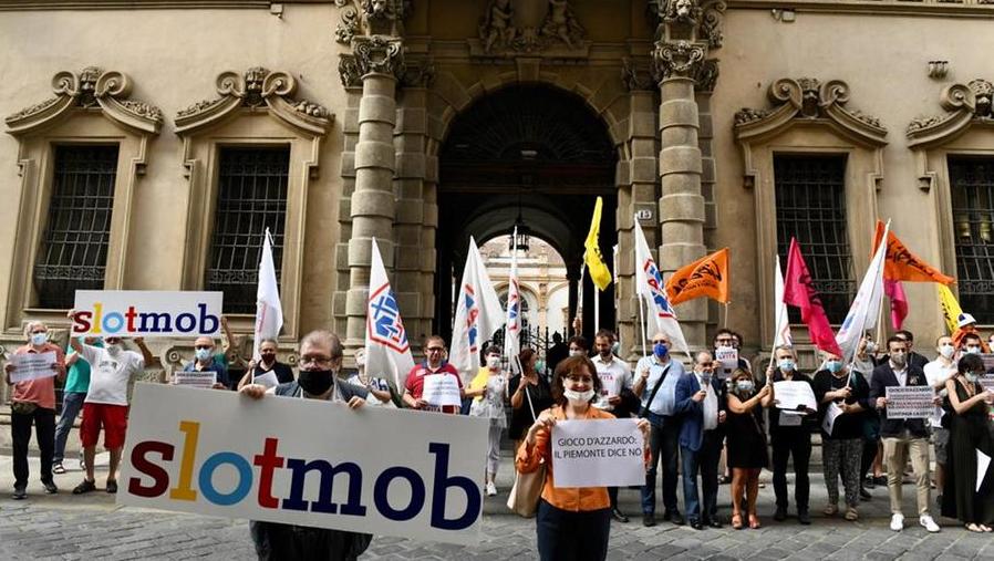 Piemonte, appello ai sindaci: “Arginate la diffusione delle slot con ordinanze territoriali”